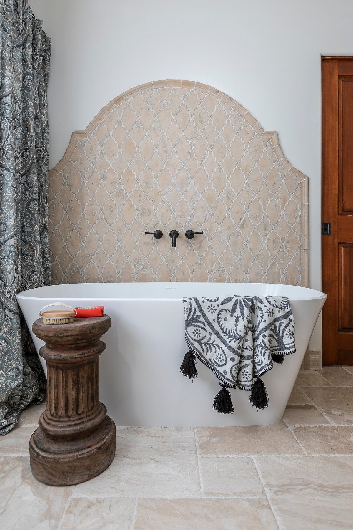 Arched Arabesque 12 tub surround