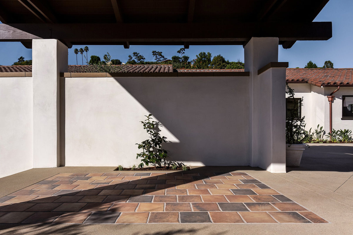 Covered patio in square porcelain