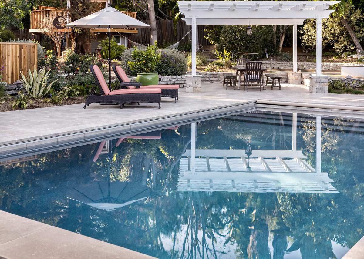 Pool deck and pergola in cream porcelain