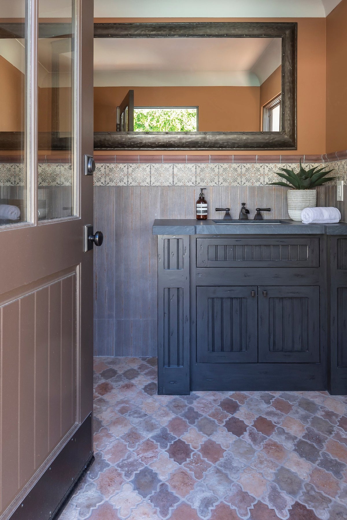 Bathroom floor in Arabesque 15