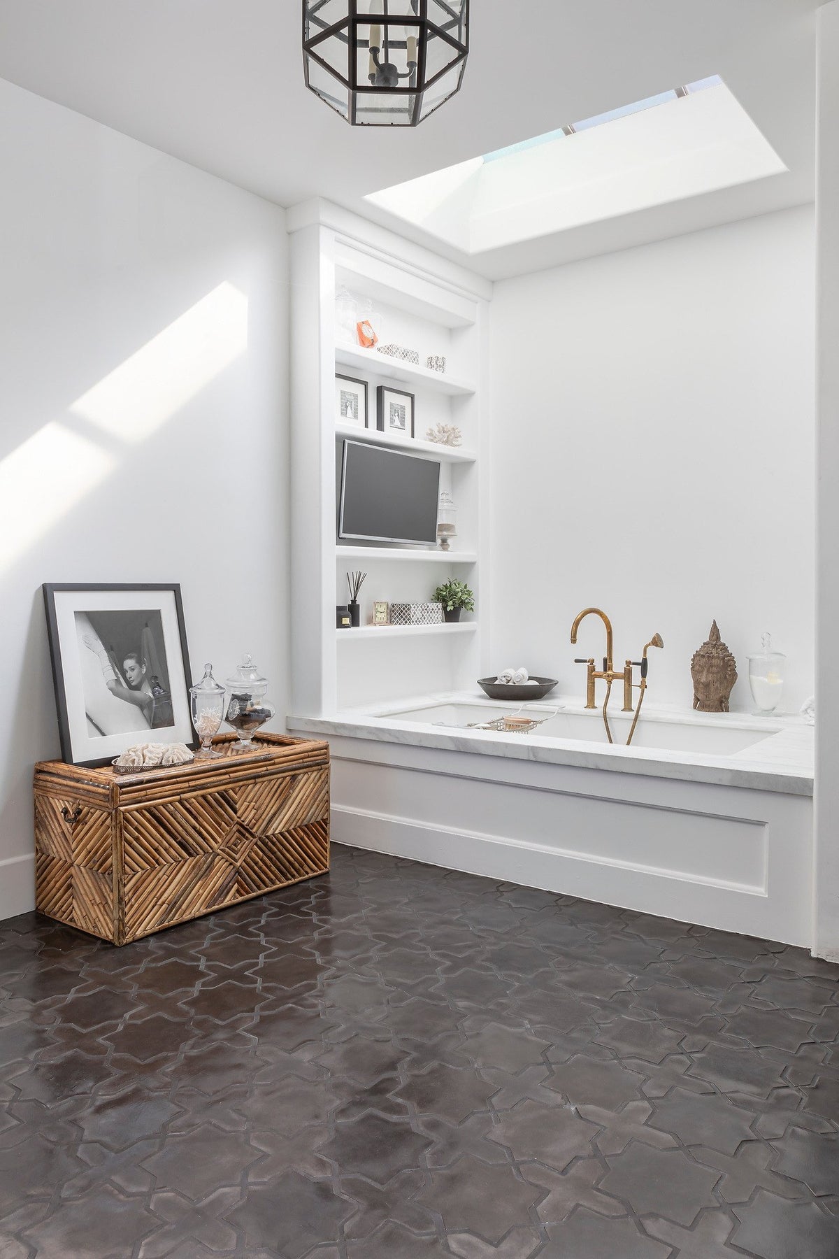 Soaking tub over Arabesque 2C floor