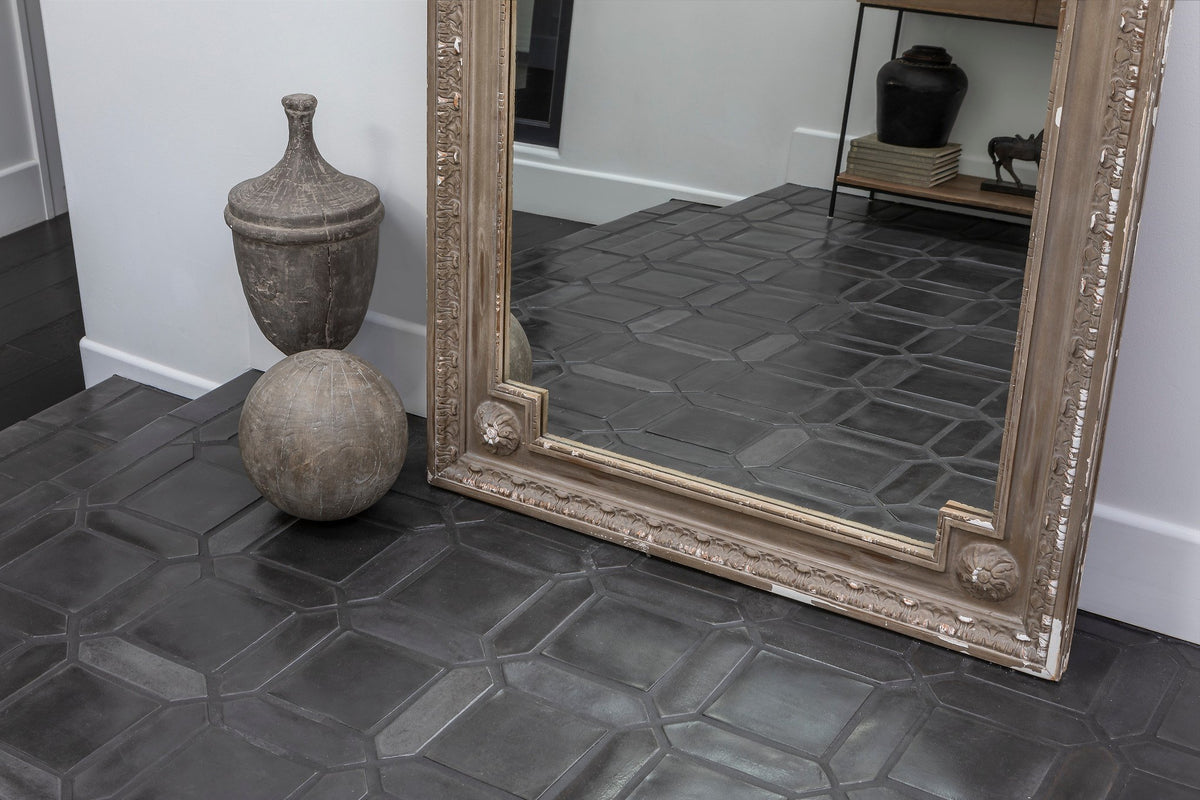Picket set floor close-up