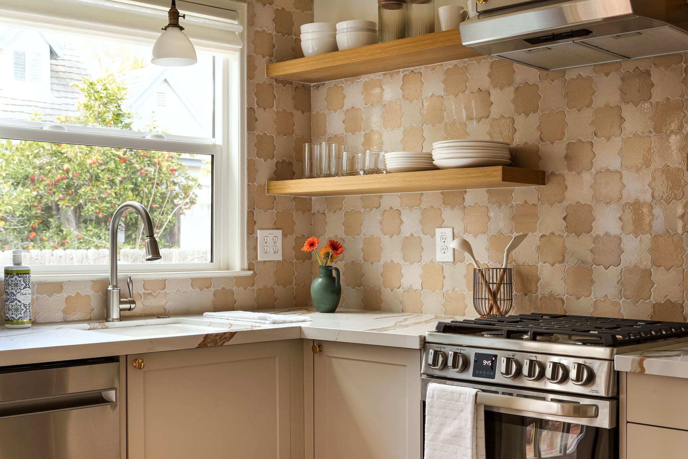 A room finished in CLARA Tierra Madre, the Arabesque 8C pattern in Nougat and Pearl