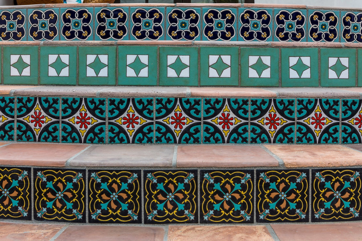 Patterned deco riser close-up