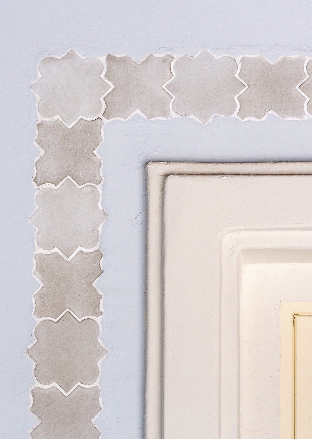 Arabesque edge along the trim