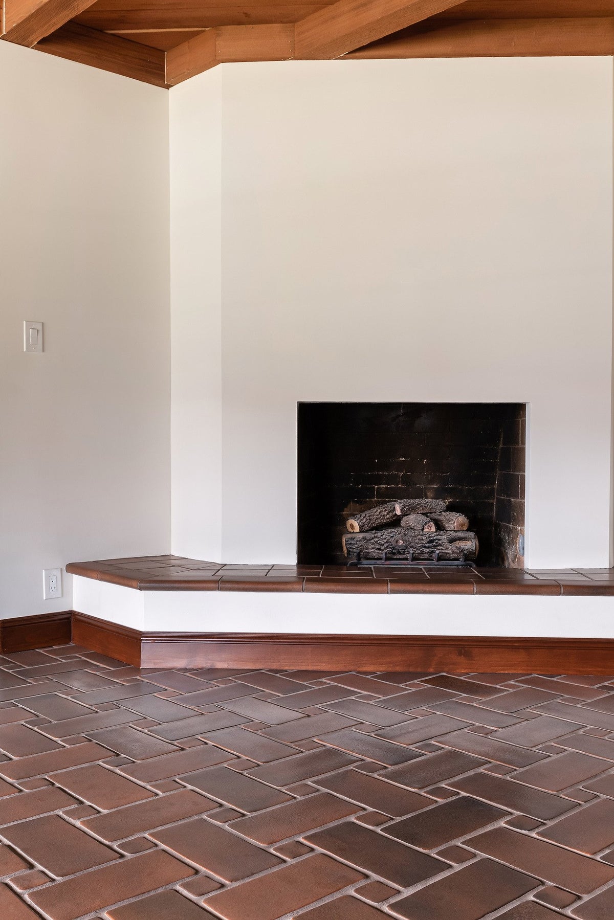 Corner fireplace with tiled hearth