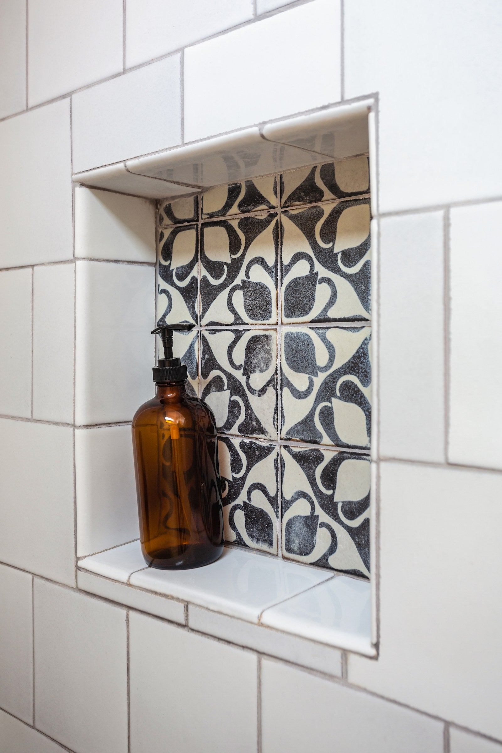 A Scirocco deco set into a niche, in a plain white field