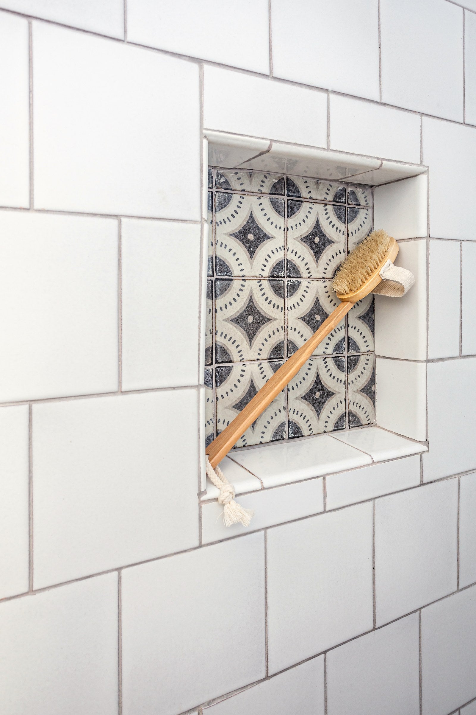 A second niche in the same bath, a different deco