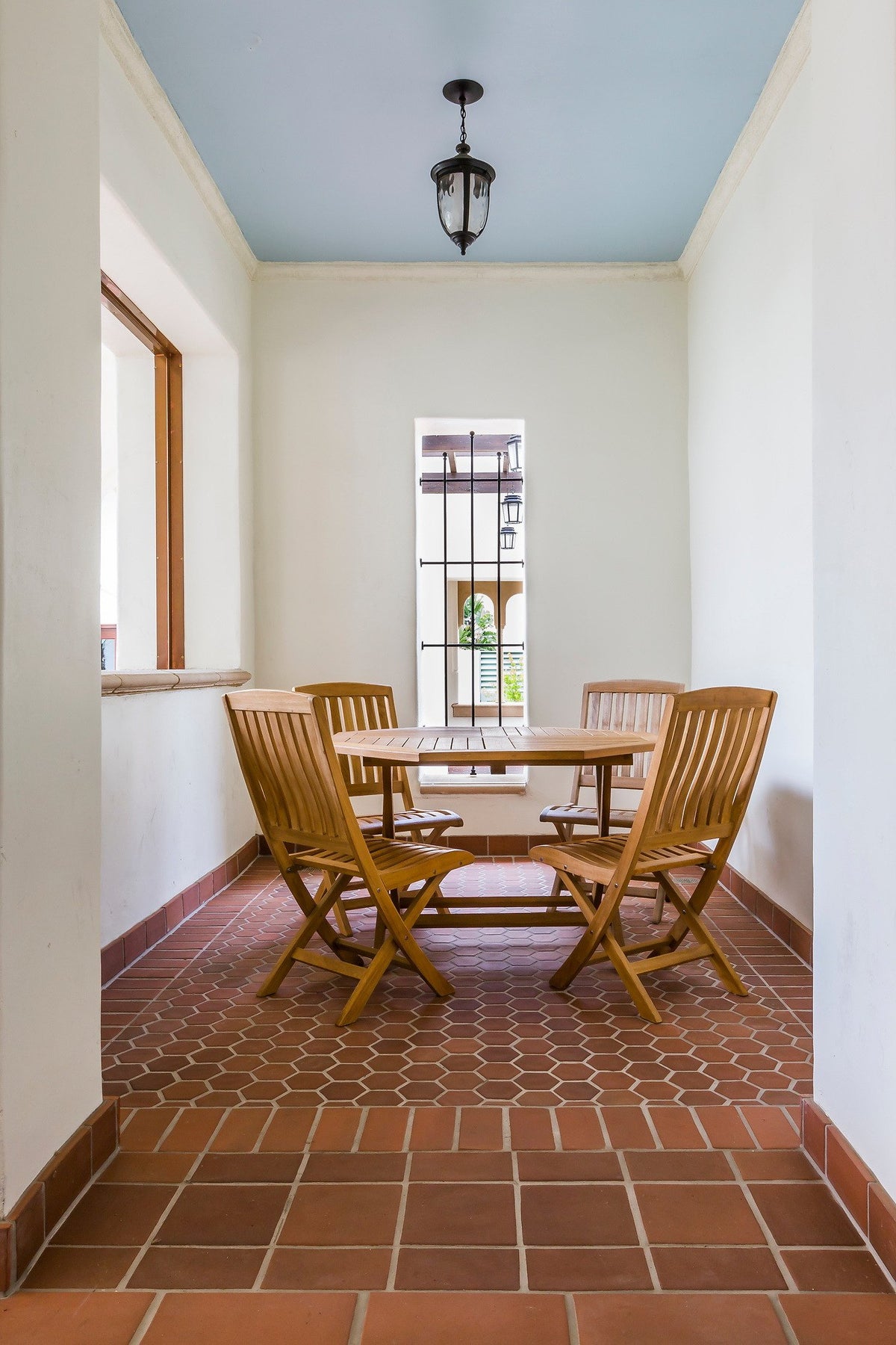 Sitting nook with hexagon floor