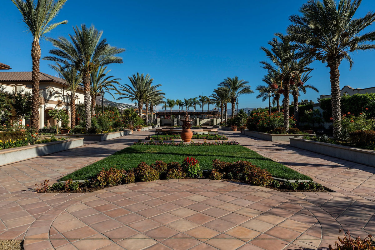 Garden promenade in square pavers