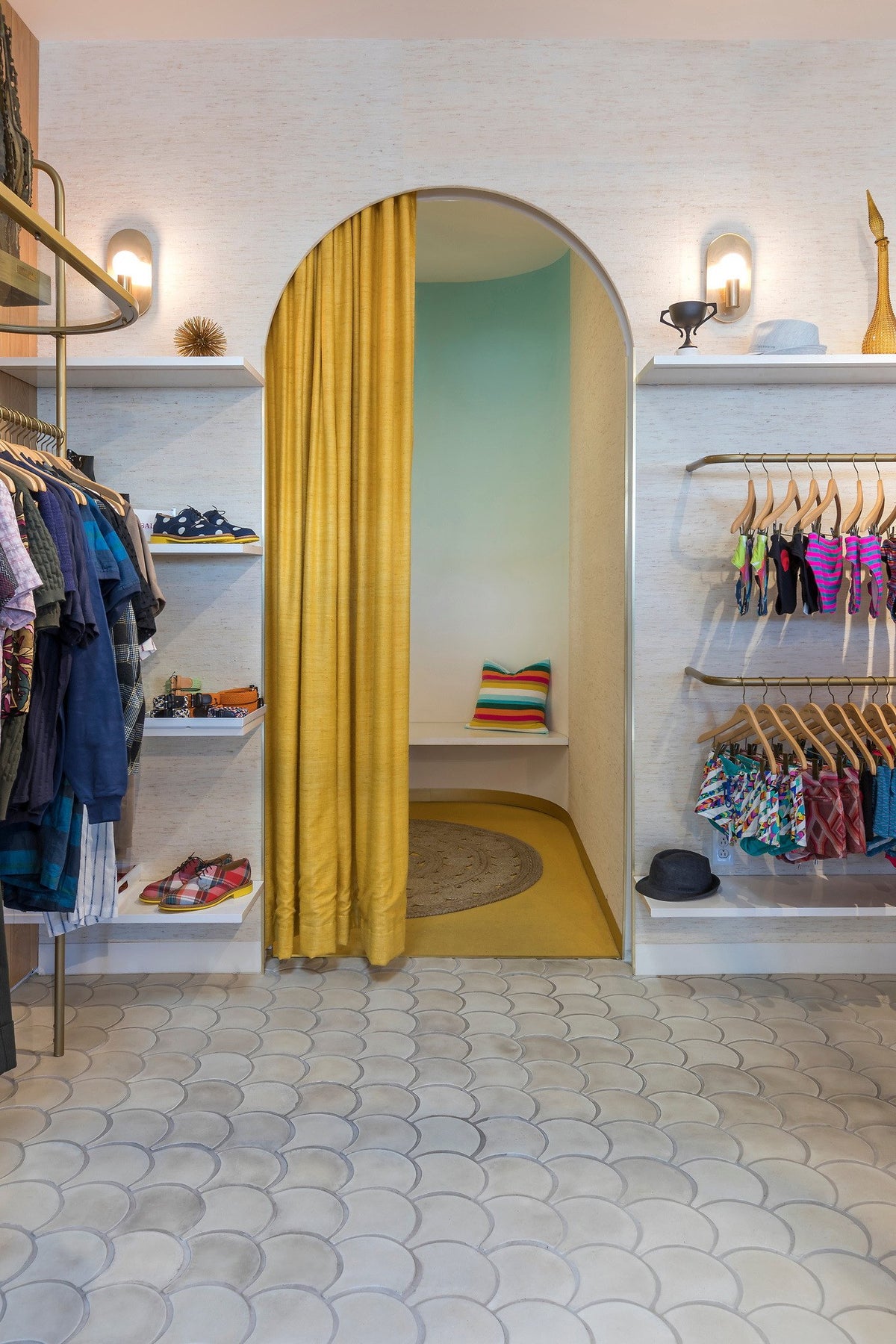 Fitting room over Conche tile