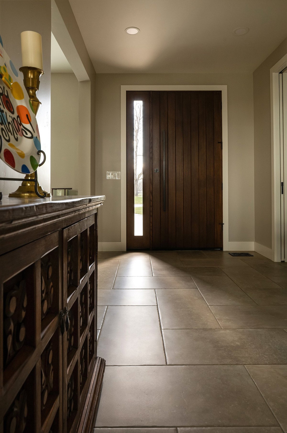 Hallway in mixed-size Crema porcelain