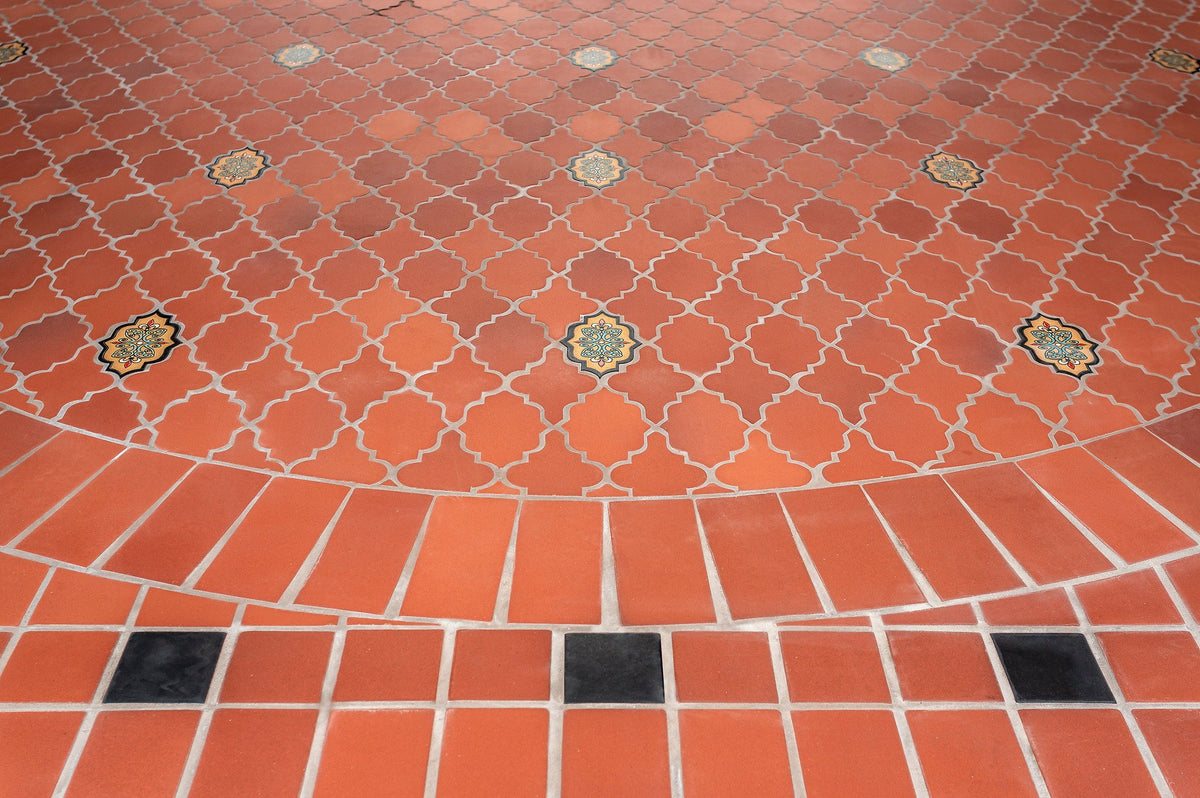 Arabesque field with deco inserts