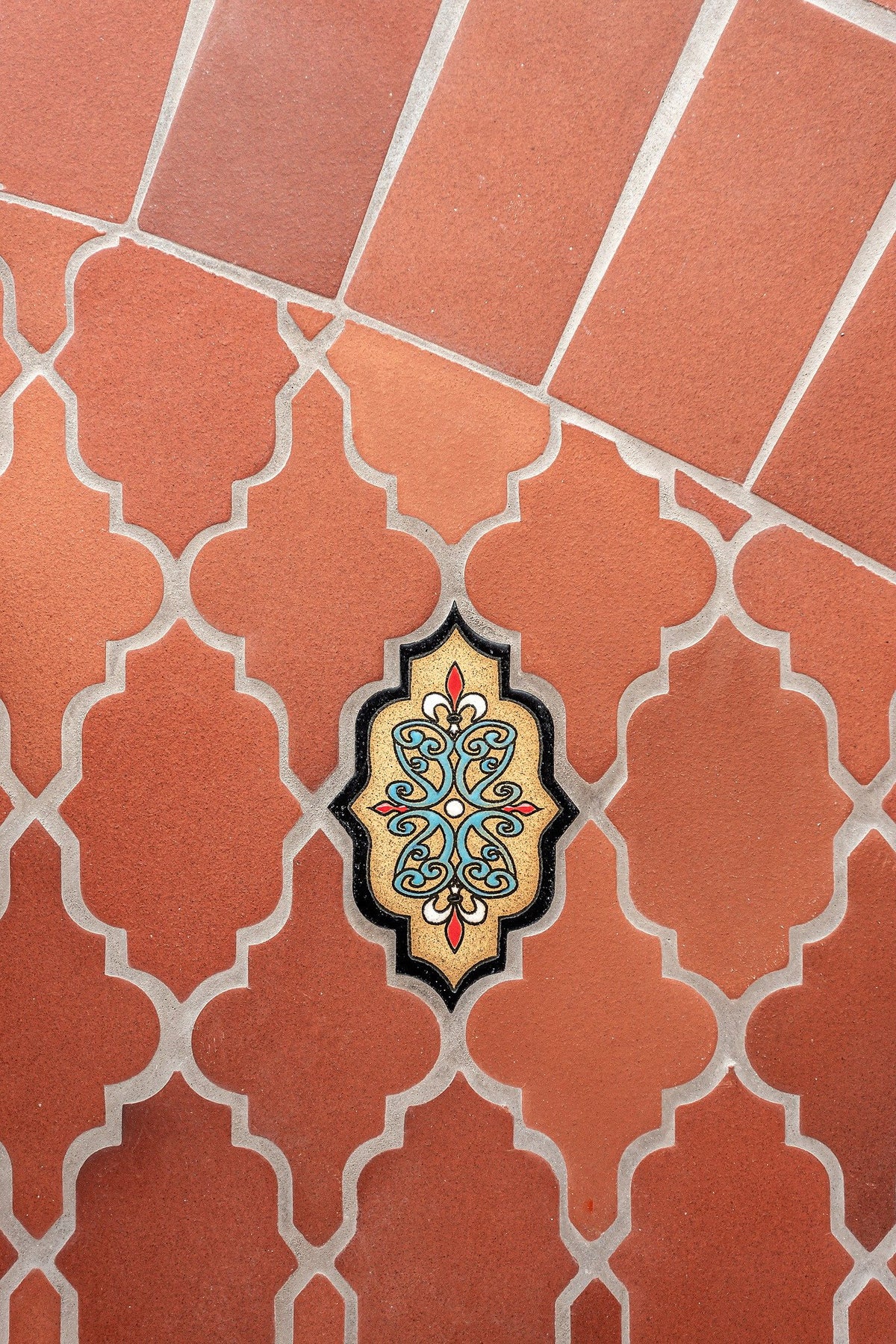Handpainted deco in Arabesque field