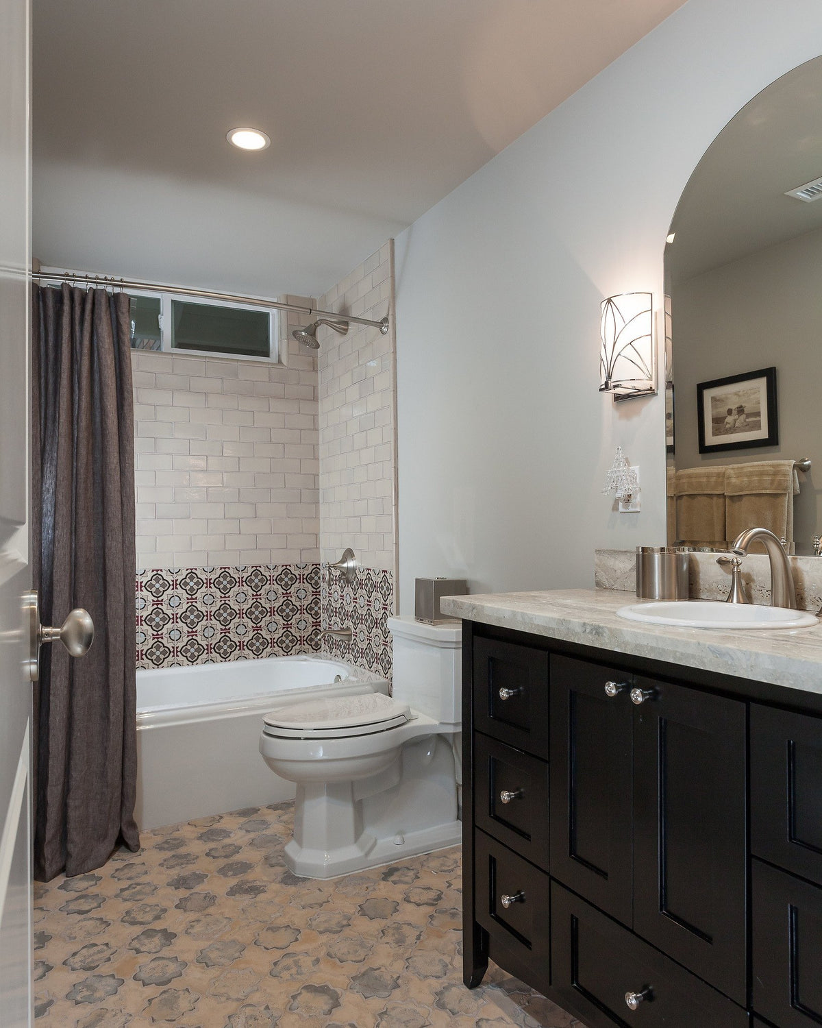Bathroom with Arabesque 8C floor