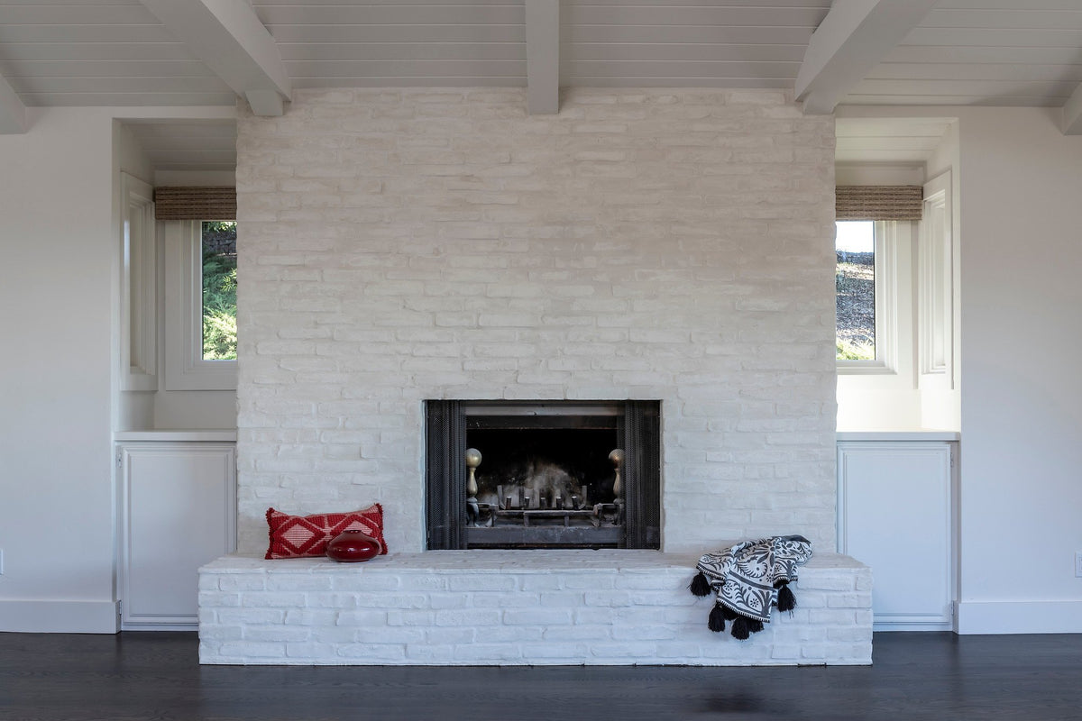 Fireplace wall in Bastogne Brick, Rice