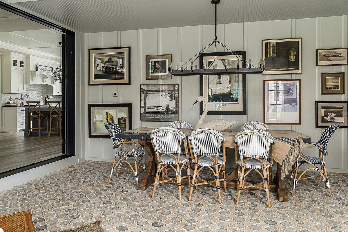 Dining area on Arabesque 8C floor