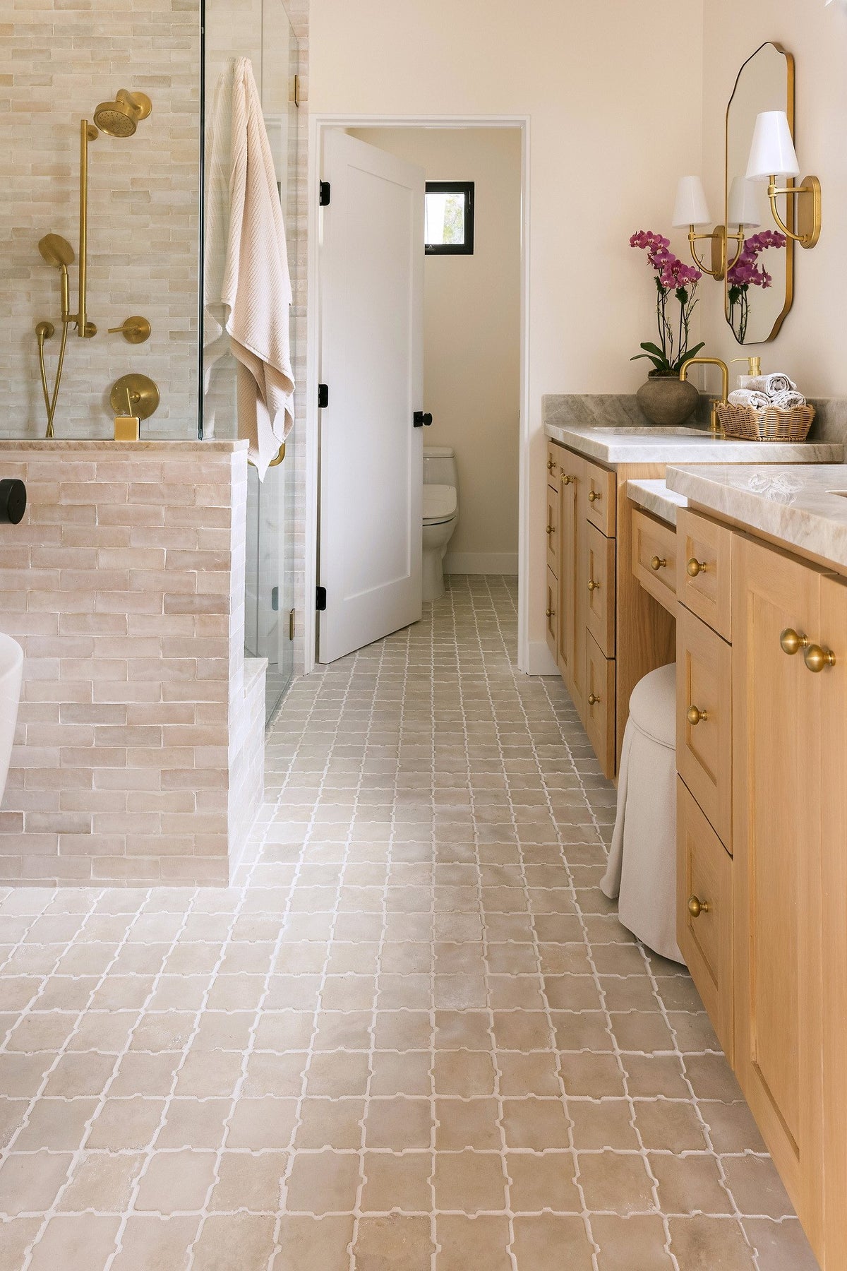 Shower wall and vanity run
